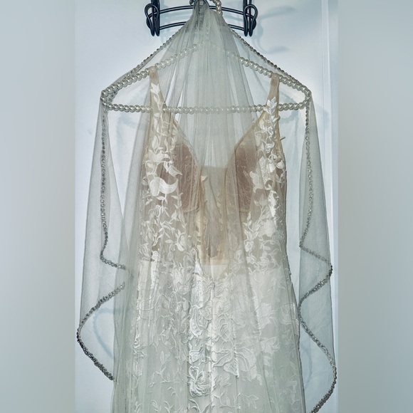 Stunning cathedral length angel cut veil. Only worn once & in like-new condition - Picture 5 of 9
